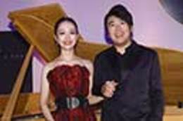郎朗与吉娜出席音乐会 登台合奏超恩爱