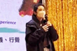 王祖贤现身华人聚会 哽咽称过去没朋友