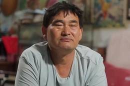 大衣哥县城商演五万一首歌 穿西装精神十足