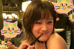 贾静雯18岁女儿近照曝光 熏眼妆时髦个性