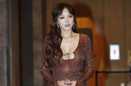 泫雅低胸亮片裙身材姣好 裸色口红气质迷人