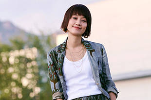 马伊琍晒旷野秋意写真 沐浴秋日阳光飒爽洒脱