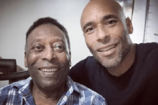 贝利儿子发布与父亲牵手照：分享力量