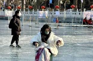 周迅什刹海滑冰被偶遇