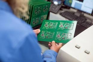 同时踩下刹车和油门：英特尔的“精神内耗”