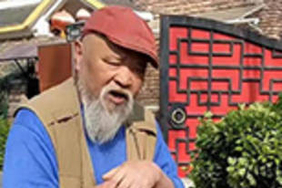 李琦在北京摆摊卖烤串 胡子拉碴很神气