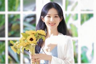 赵丽颖带儿子现身迪士尼 私服出游轻松自在