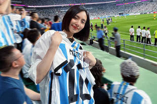 刘惜君现场观看梅西比赛 拍下多张球场照