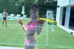 安妞晒性感美照，身后梅老板成亮点