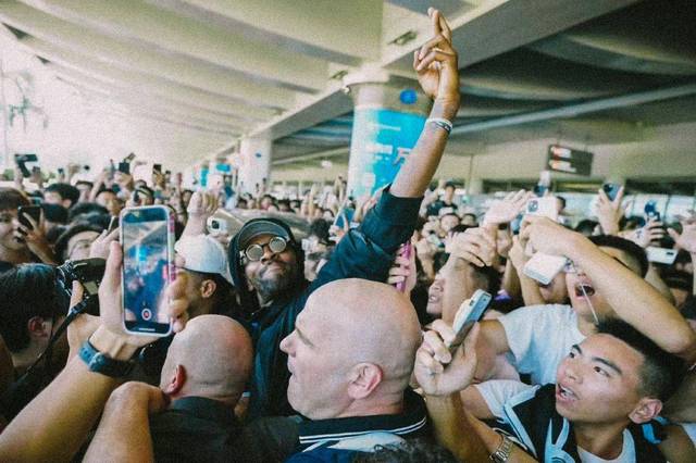 欧文抵厦门开启中国行 数万球迷接机场面壮观