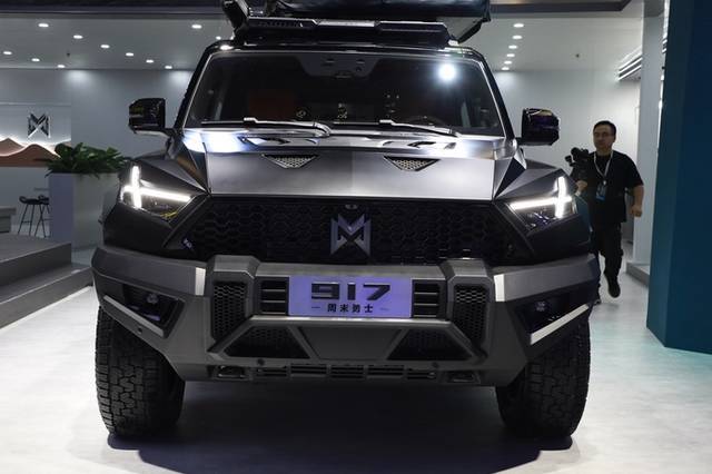 猛士917:外观凶悍/戈壁巨石如履平地！