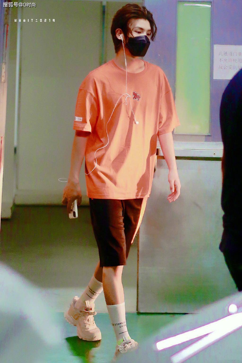 黄明昊私服穿搭一起来look一下,身穿橙色猫和老鼠t恤搭配黑色短裤