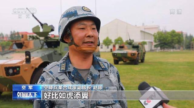 首批轮式装甲车列装我军空降兵,可三车连投,官兵评价如虎添翼