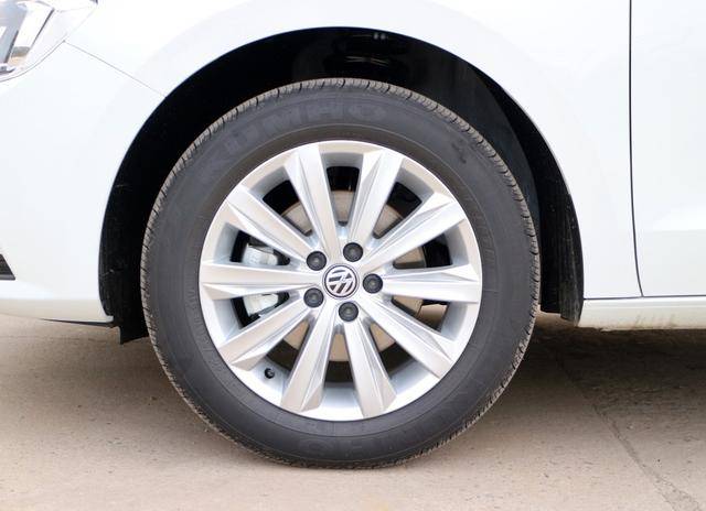 7.88万喜提大众宝来传奇最低配,内饰简陋配置低,家用倒也挺合适