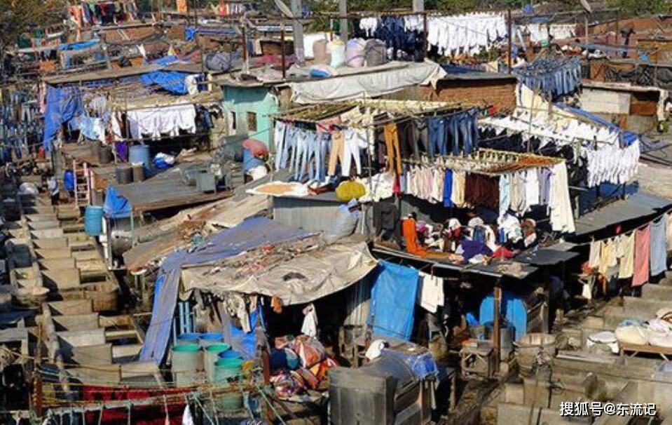 一个国家被一座大门分成两个世界一边是富人区一边是贫民区