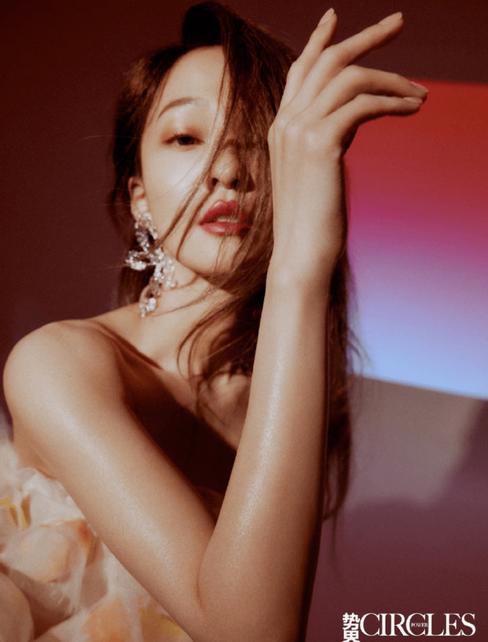 张韶涵唯美风写真曝光 穿堆叠玫瑰花纱裙眼神迷离