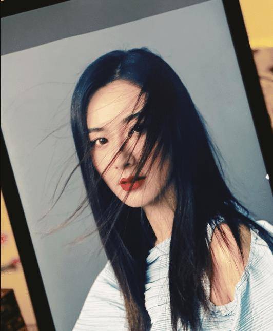 薇娅综艺自爆曾是歌手,看到薇娅早期照片,网友:是我的女神没错