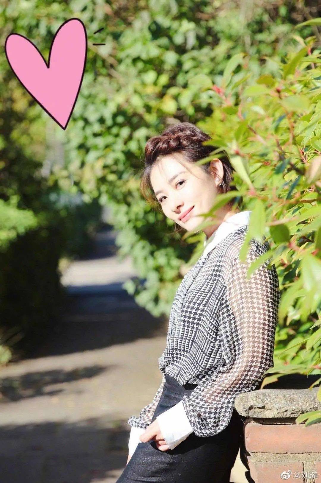 体操皇后刘璇怀二胎高龄产妇健步如飞不要人扶挺巨肚疑快生产
