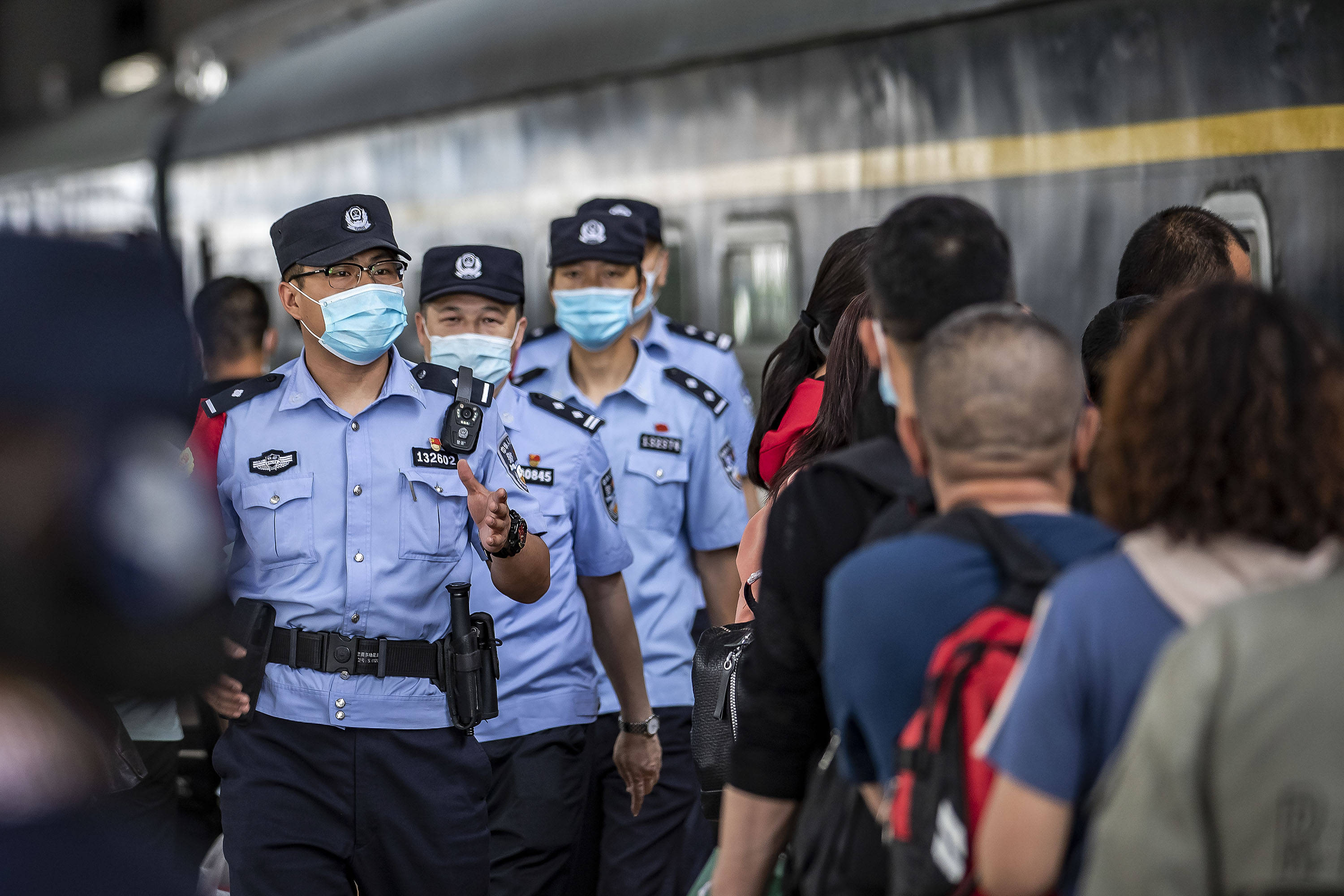 乌鲁木齐于北京西t70次列车乘警与"护乘小分队"在列车停靠站进行安全
