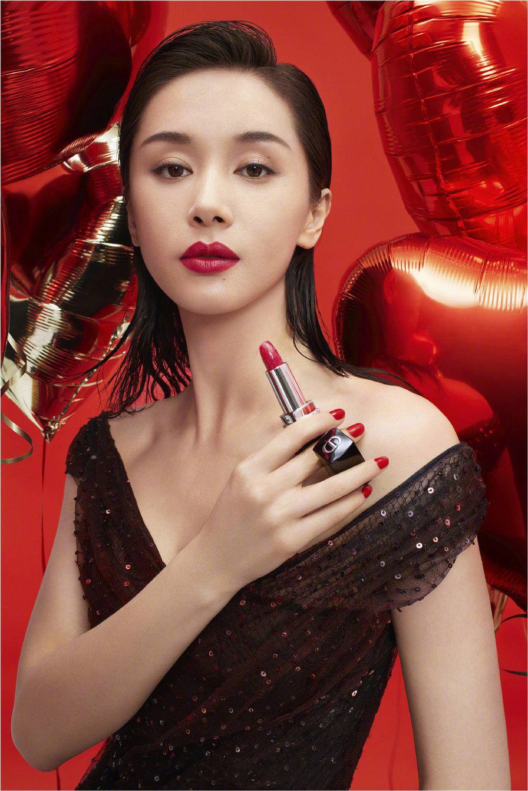 自然要开启带货模式~能看到王子文为迪奥拍摄的广告片,似乎那个霸气