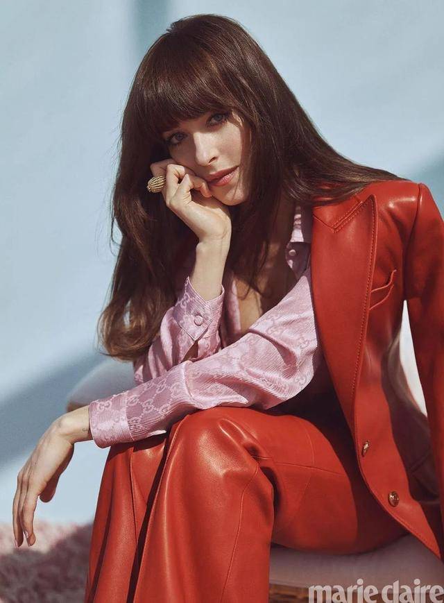 甜美迷人!女神达妹性感写真,肤白娇嫩秀事业线大长腿