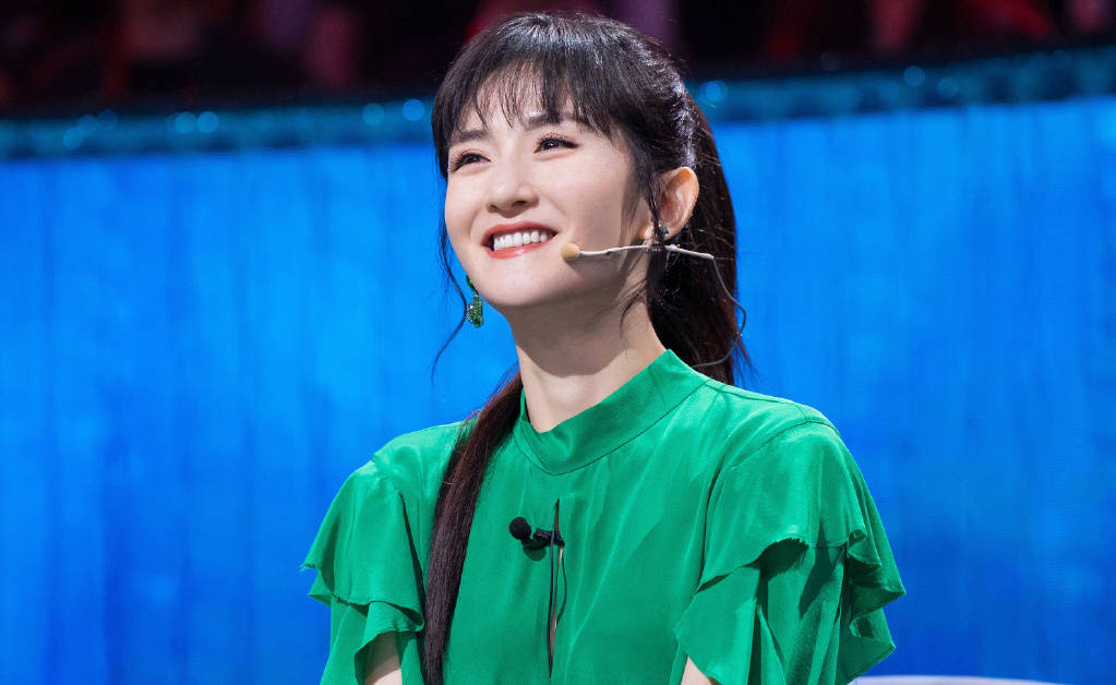 节目组回放前几季的精彩片段时,所有人站在舞台上,节目组打出"王牌对