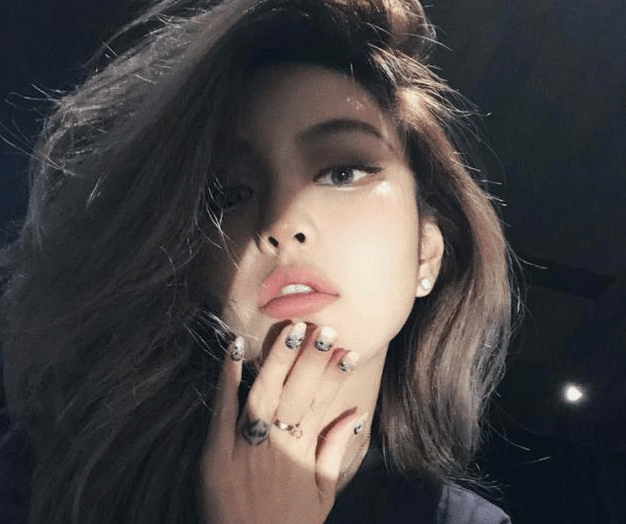 不可能复合的周扬青洗掉无名指上与罗志祥的定情纹身