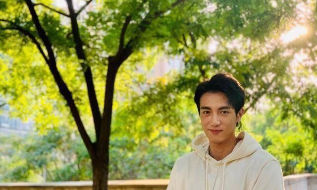 萧亚轩黄皓撒狗粮秀恩爱空降热搜第一网友谁还记得柯震东