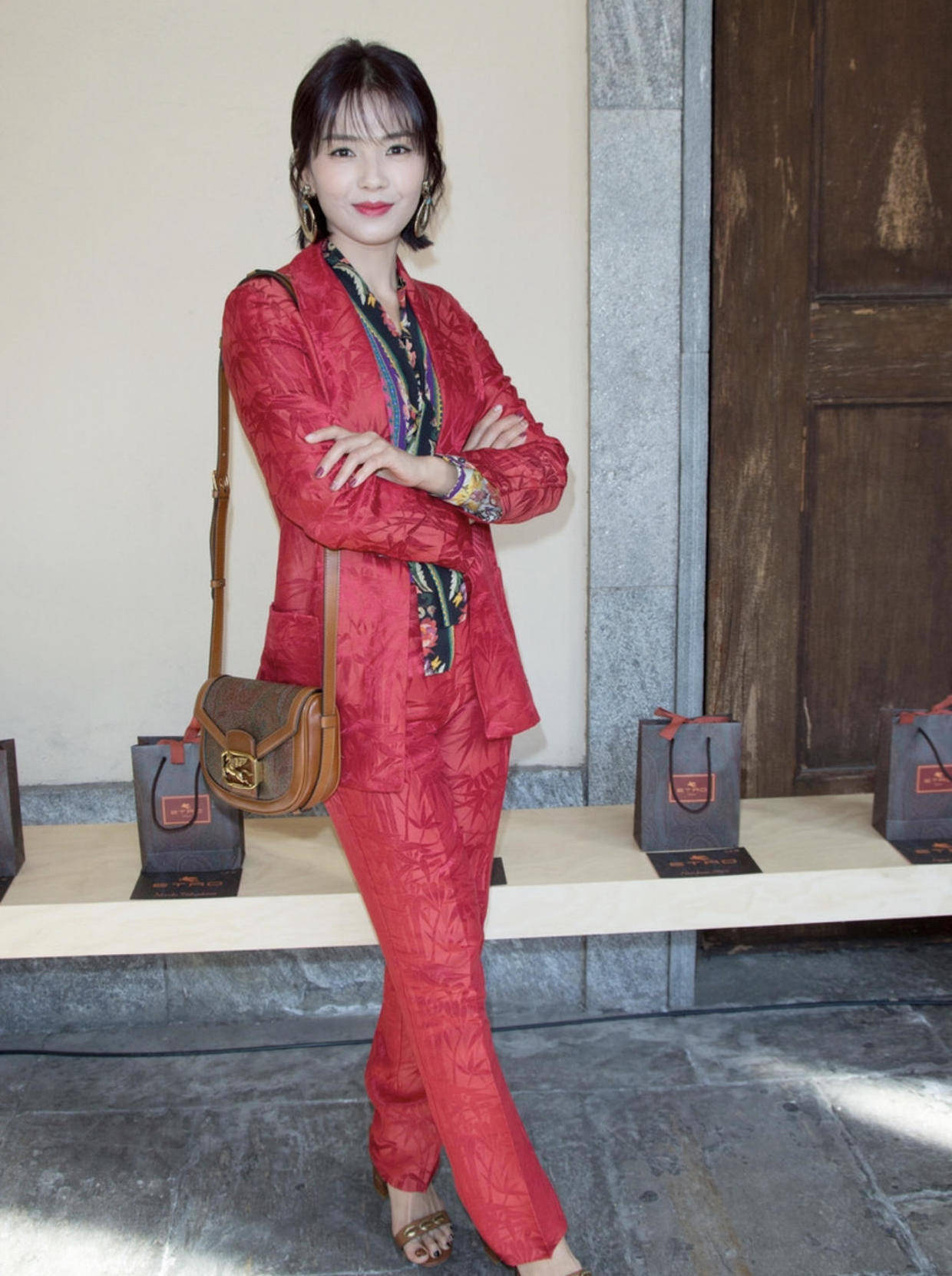 刘涛真的太适合穿西装!一身红色竹叶暗纹西装干练大气,气场强大