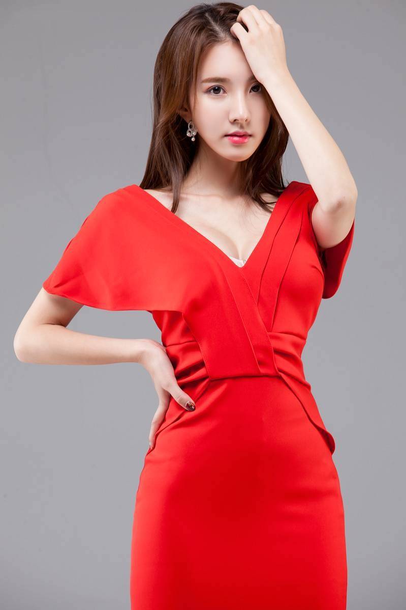 原创五官精致的美女小姐姐红色的紧身连衣裙性感韵味十足