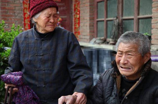 "新型不孝"迅速衍生,老人苦不堪言,年轻子女却还不自知