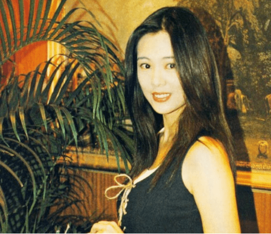 她年轻赛过周慧敏,因郑嘉颖多年人工受孕无果,现51岁皮肤松弛_王馨平