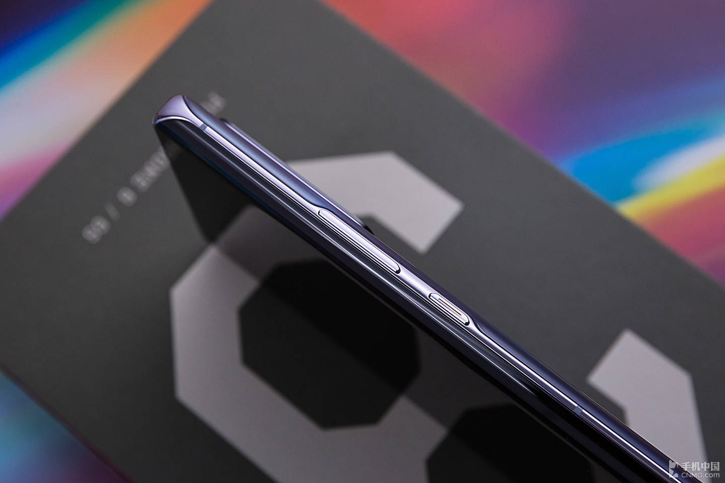 1/ 12 荣耀30 pro 创新地采用了采用微妙细腻的ag磨砂工艺,银色中略带