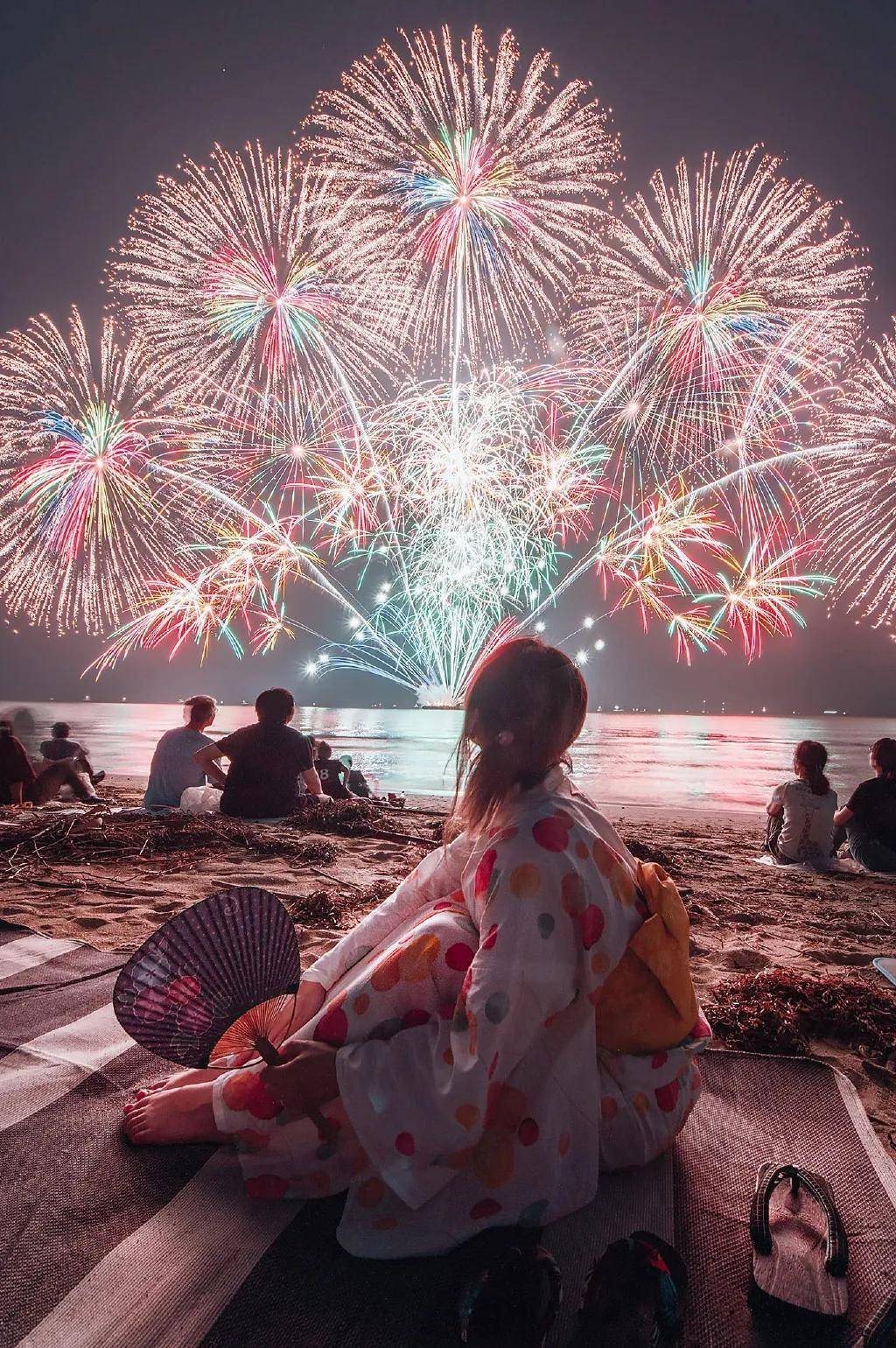 日本的夏天!不得不说很烧钱的烟火大会!这么好看居然免费?_烟花