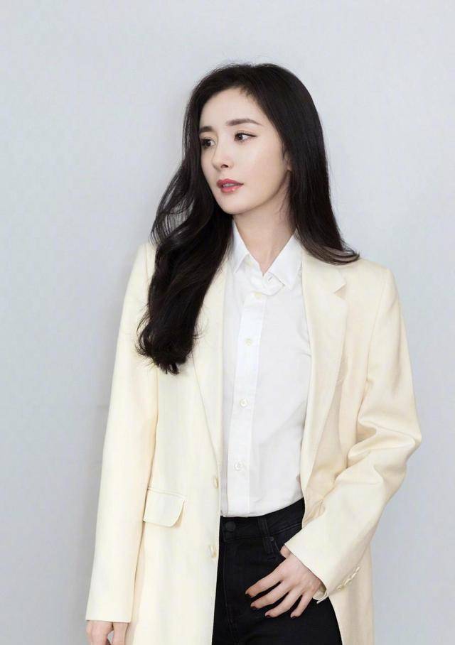 杨幂终于不露腿认真穿西装配白衬衫牛仔裤亮相气质已赢太多