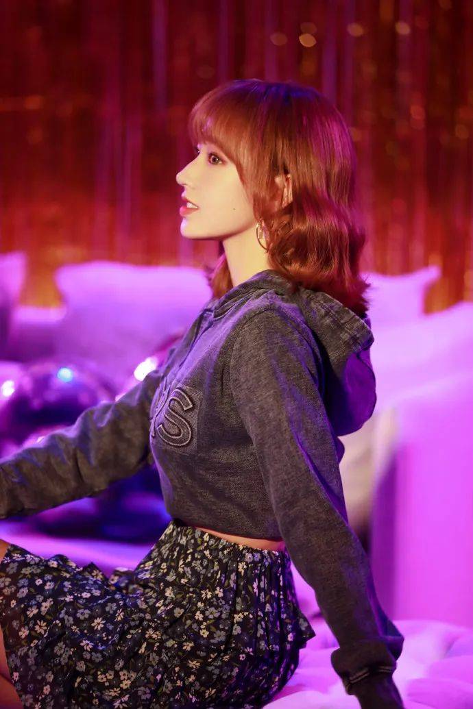 原创最近火了一种单品叫"衬衫 项链",看程潇穿就知道了,时髦省事