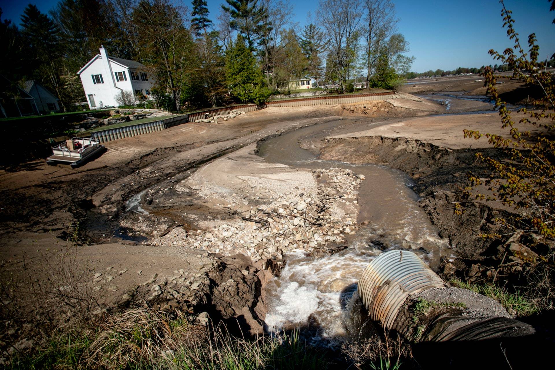 美国密歇根州两水坝决堤,洪水泛滥沿河多处成泽国
