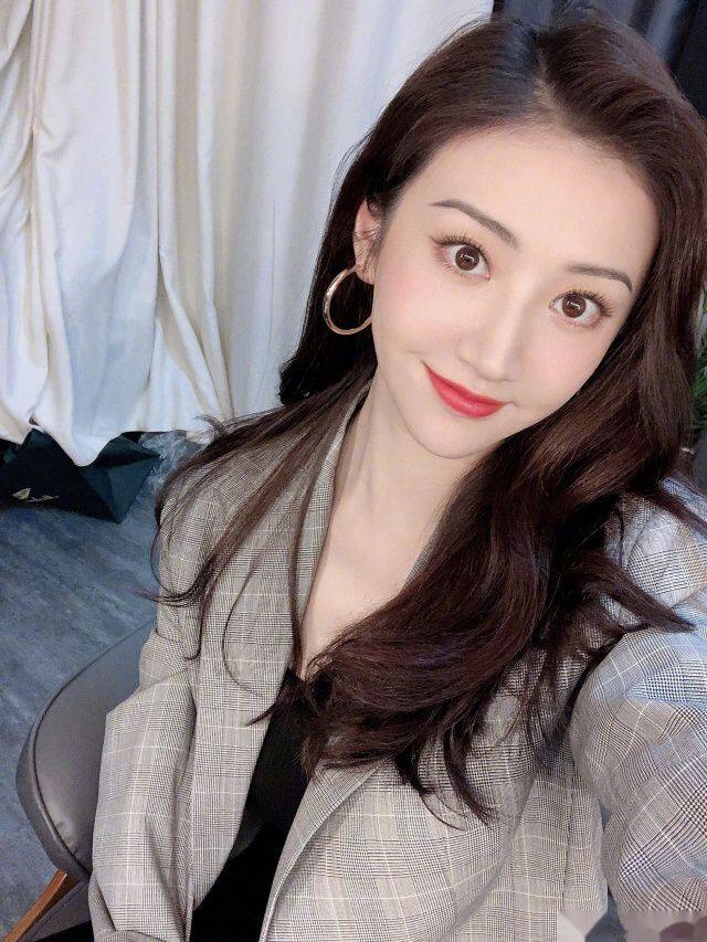 虽然景甜晒出的四张自拍照的角度基本差不多,但是每一张的自拍照的