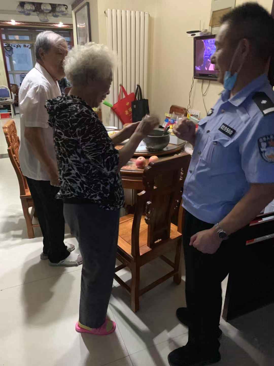 开封市金明池派出所:替老人跑腿办户籍,老人直夸民警最贴心