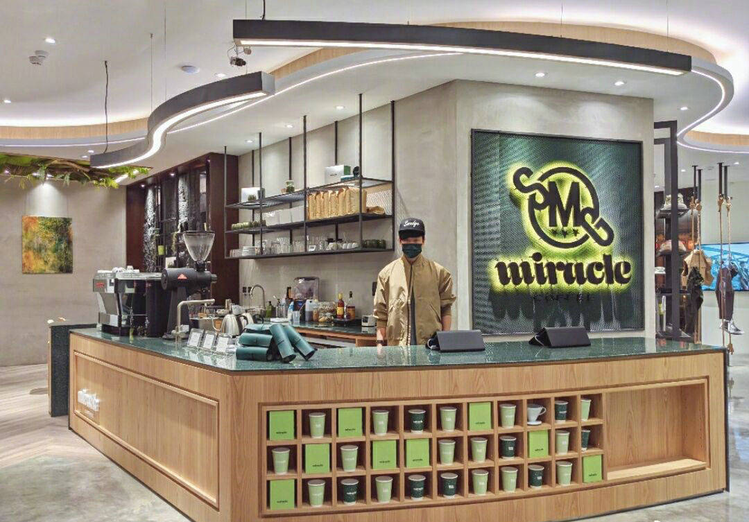 五人齐聚的林俊杰咖啡店试营业,知道店中咖啡价格后 网友:还好