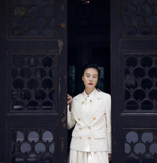 邬君梅53岁又怎样一袭深蓝色连衣裙配羊毛卷发型亮相气质惊艳