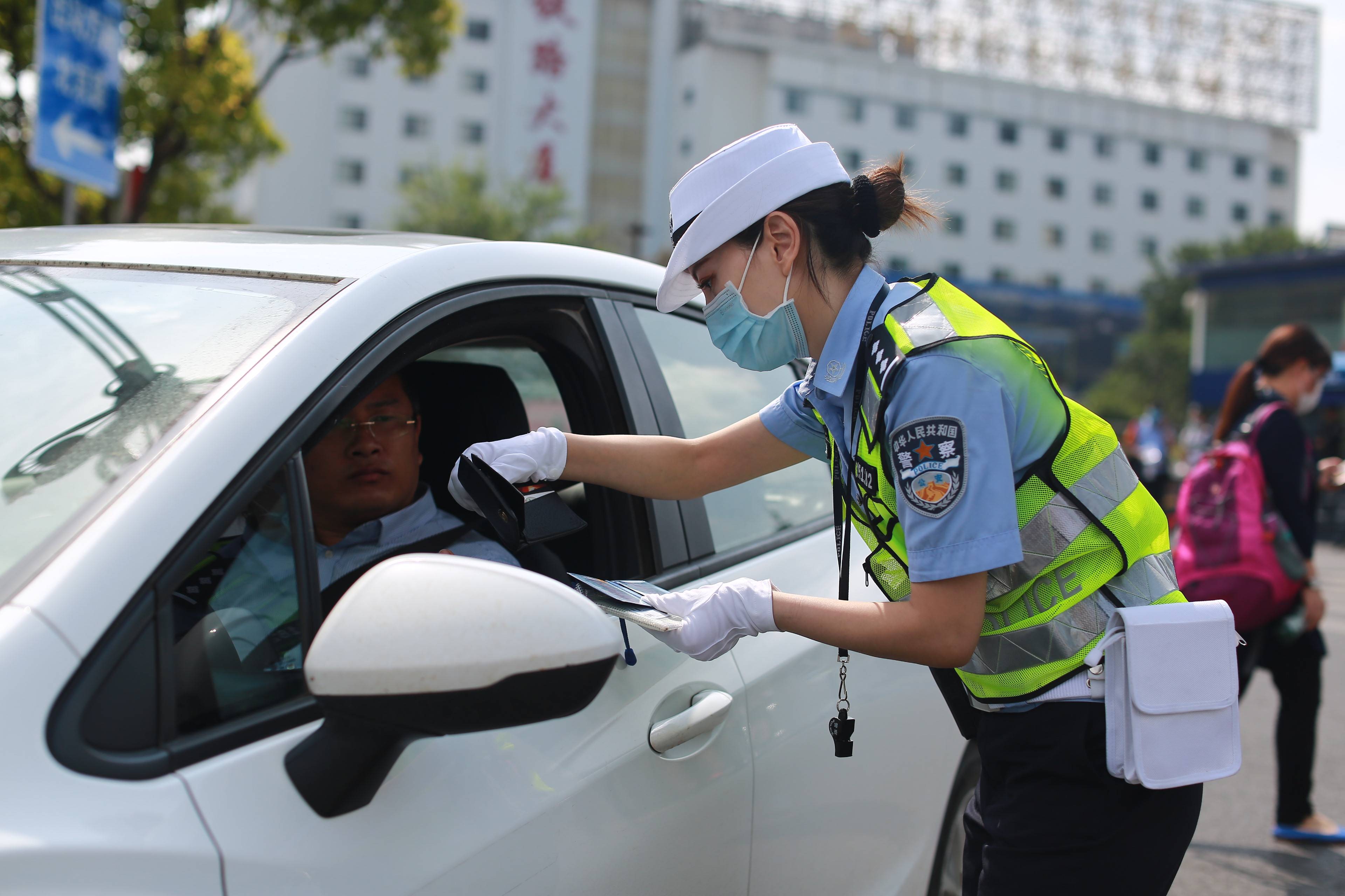 昆明铁路公安处交通管理支队举全力做好"两会"安保工作_宣传