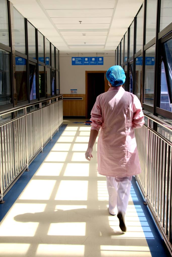 急匆匆的脚步,长航东院的护士小姐姐就是这么忙.