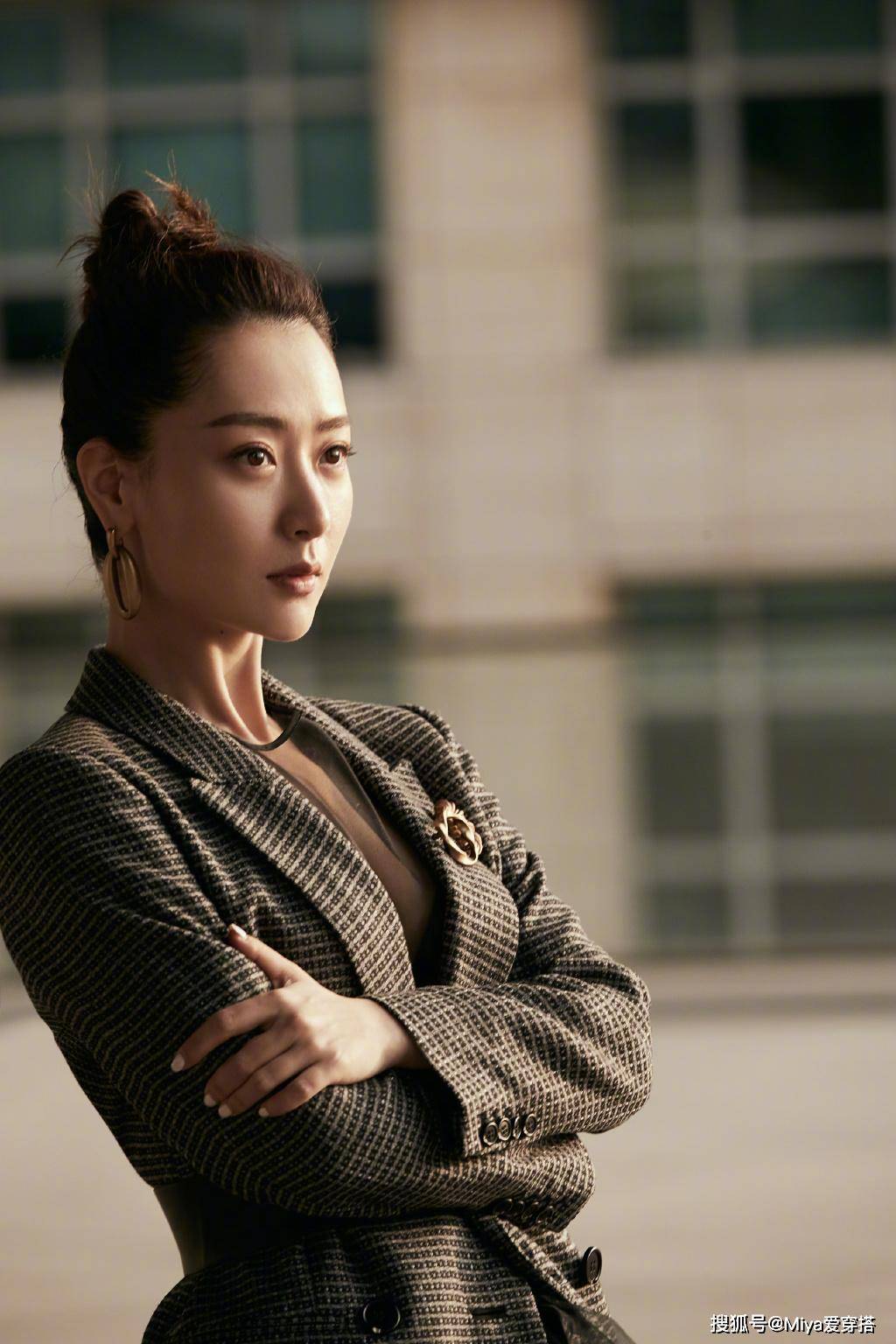 "宅男女神"白冰气质佳!穿绿色丝绒长裙扎马尾,回眸一笑很撩人