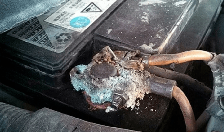 是由于蓄电池上溅有硫酸溶液,使极柱,线夹,固定架受到腐蚀而造成的