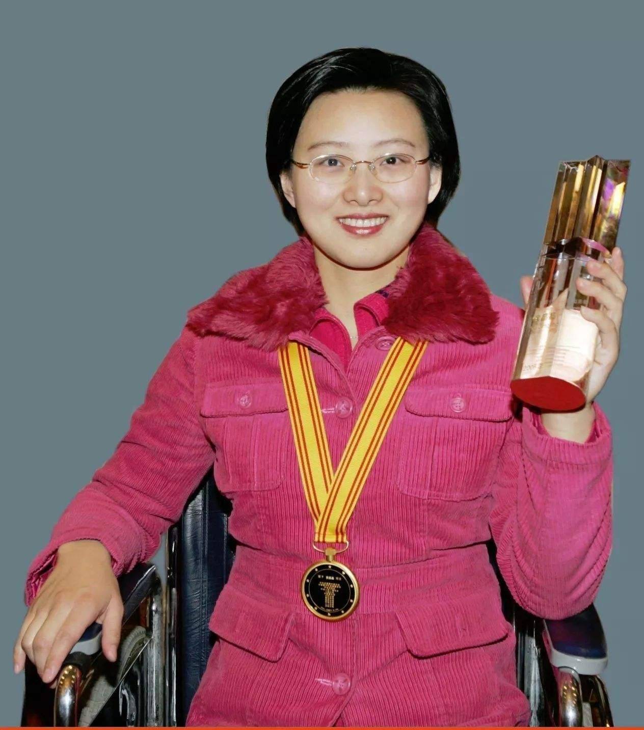 安徽女孩11岁双腿残疾,成中国第一位坐轮椅女博士,自学成博导_侯晶晶