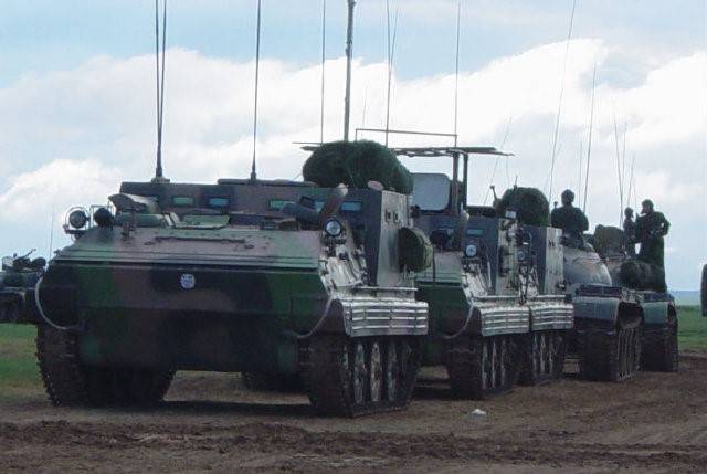 图为军事指挥通信车