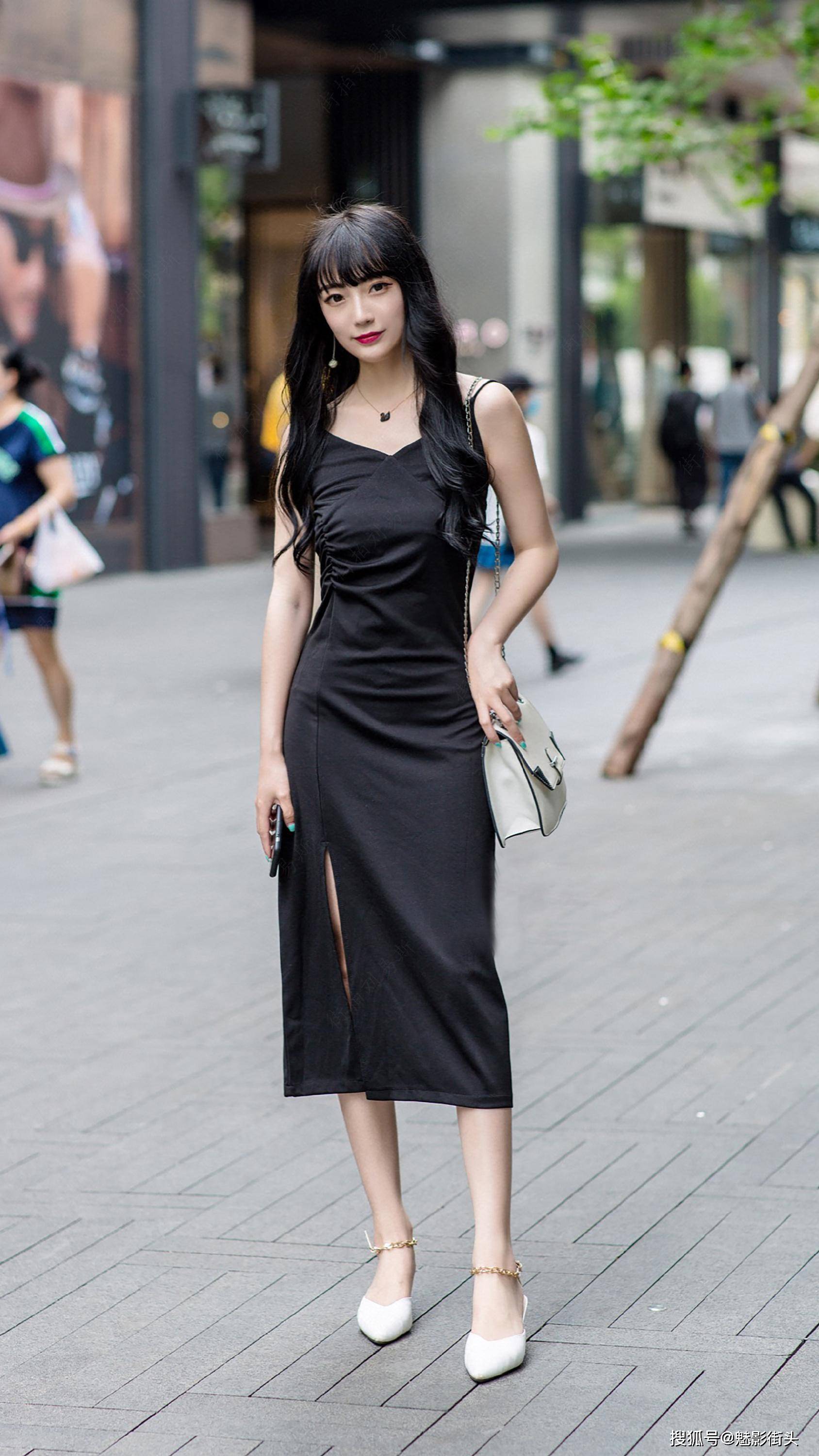 夏天选择黑色连衣裙的姑娘,穿出了清凉效果,还很有精致感