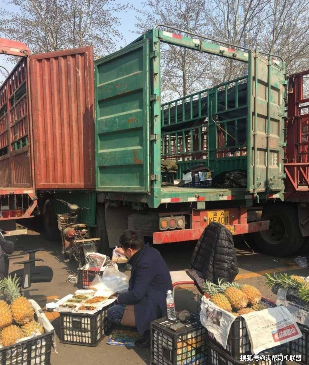 水果批发市场共有192吨水果用四辆卡车