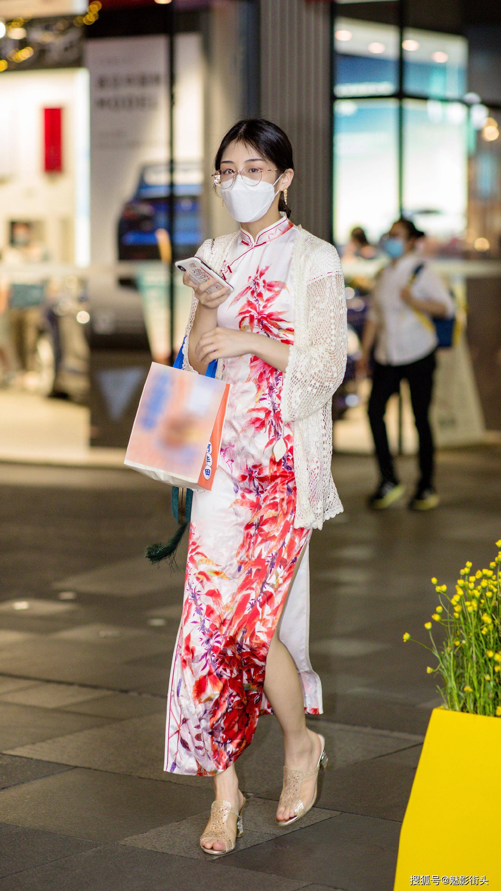 时尚与复古完美结合的改良款旗袍,展现东方女性古典美的气质